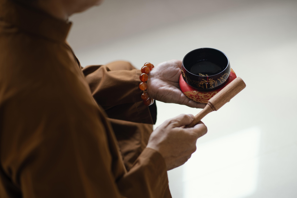 vysokii-ugol-celoveka-s-pousimi-casami (1).jpg