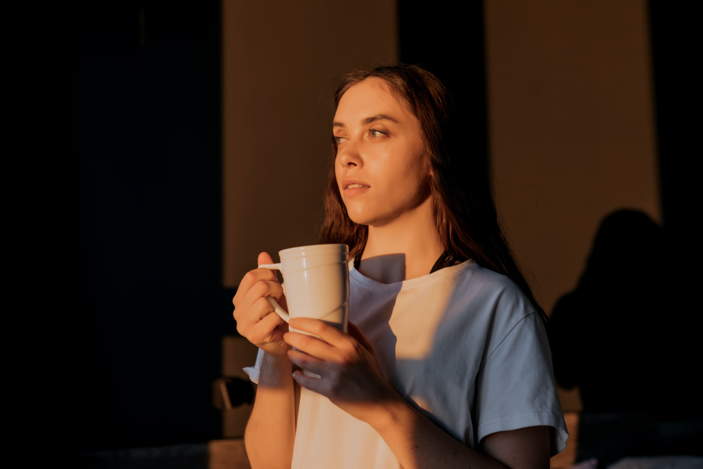 veselaa-devuska-s-krasivymi-glazami-v-beloi-futbolke-stoit-na-temnom-fone-s-caskoi-caa-na-solnce-vdohnovlennaa-satenka-smotrit-v-okno-koncepcia-scast-a (1).jpg veselaa-devuska-s-krasivymi-glazami-v-beloi-futbolke-stoit-na-temnom-fone-s-caskoi-caa-na-solnce-vdohnovlennaa-satenka-smotrit-v-okno-koncepcia-scast-a (1).jpg