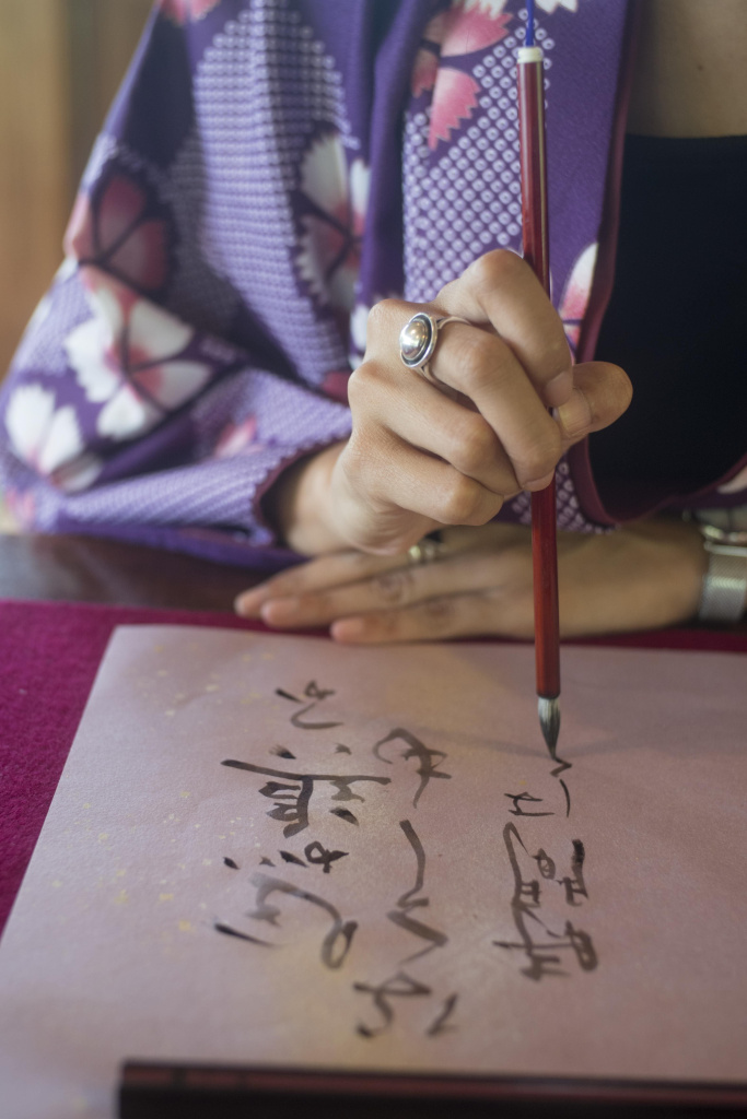 zensina-piset-tus-u-na-aponskoi-bumage (1).jpg