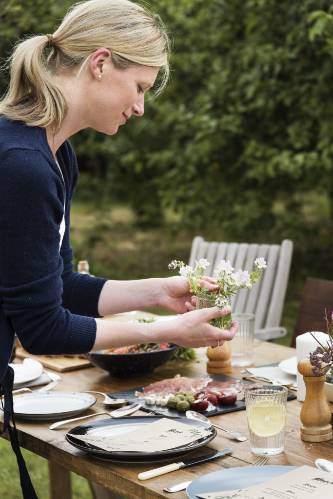 zensina-gotovit-obedennyi-stol (1).jpg