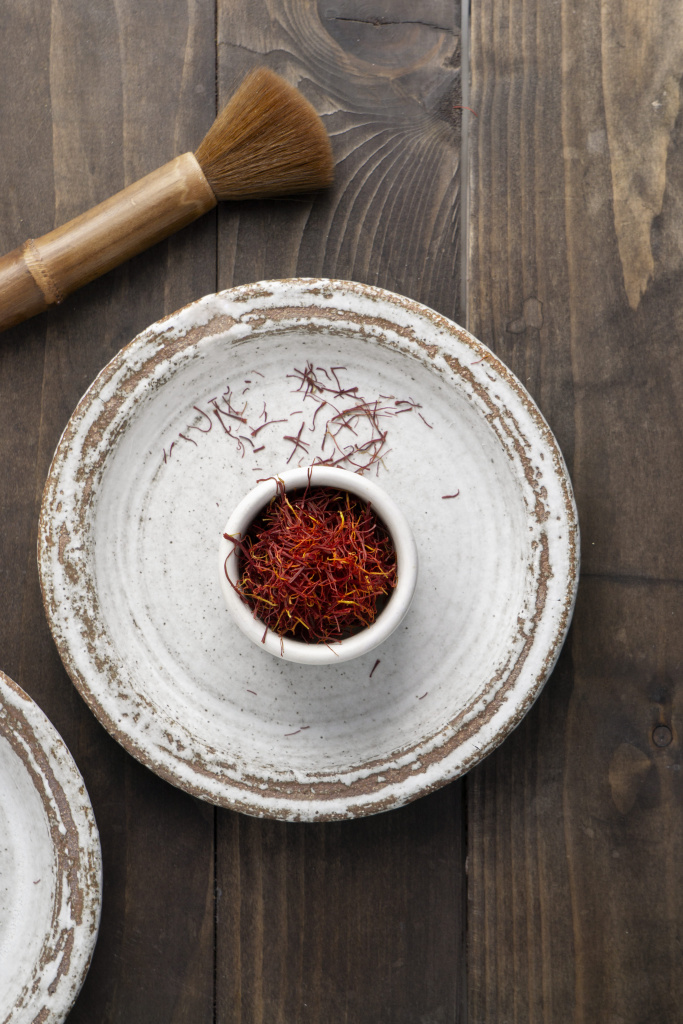 krupnym-planom-na-posude-polnoi-safrana (1).jpg