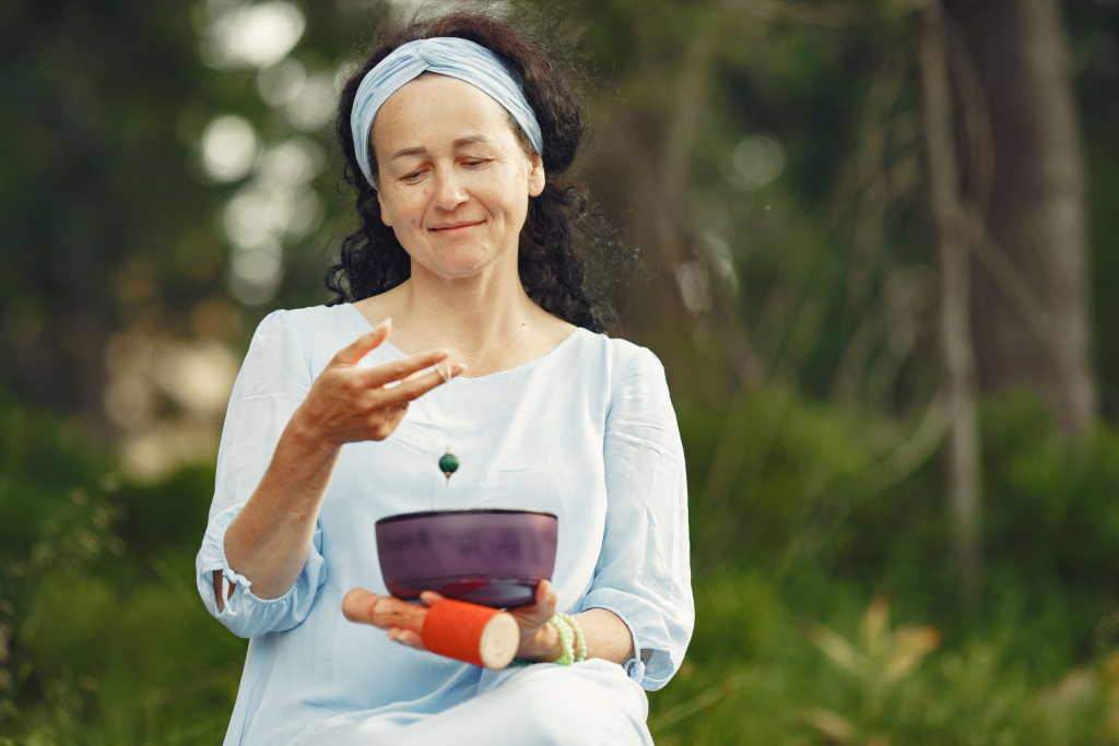 starsaa-zensina-s-induistskimi-vesami-dama-v-golubom-plat-e-brunetka-sidit (1).jpg