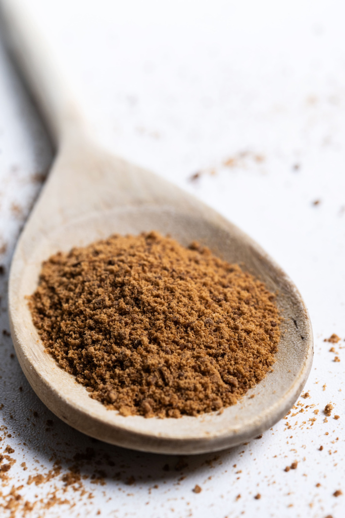 kokosovyi-pal-movyi-sahar-na-derevannoi-lozke-na-belom-fone (1).jpg