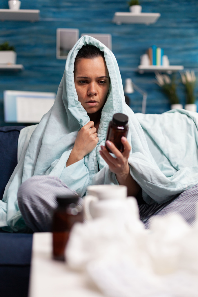 bol-naa-zensina-prinimausaa-lekarstvennye-preparaty-lekarstva-antibiotiki-ot-bolezni-derzit-banku-s-farmacevticeskoi (1).jpg