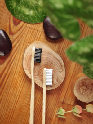 Бамбуковая экологичная зубная щетка с белой щетиной средней жесткости и плоской ручкой, Greencardamon, 1 шт