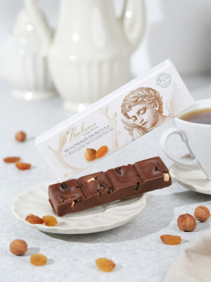 Молочный шоколад без добавления сахара с цельным фундуком и изюмом, Theobroma, 30 гр