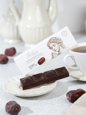 Горький шоколад 59% без добавления сахара с цельным фиником, Theobroma, 30 гр